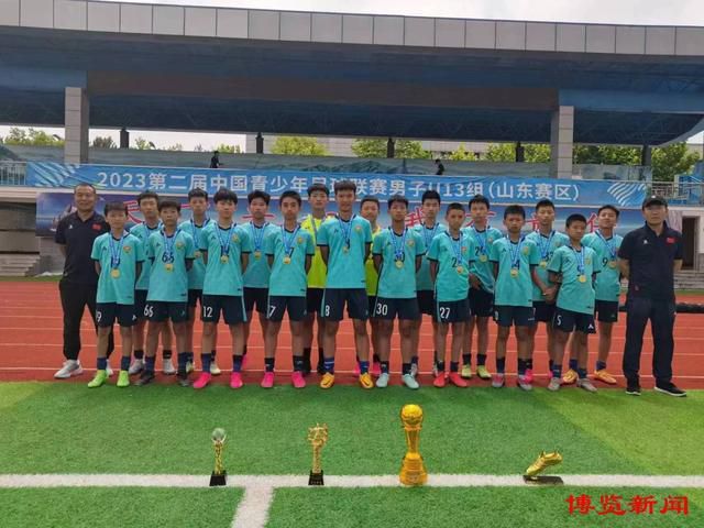 “寻”：何倩美刚从外埠返港，闲极无聊，拨电到故居，怎料听德律风的竟是本身，自此今后，她不竭受德律风困扰，从而揭破一宗命案。“离骚”：杨丽及其丈夫何文田两人恩爱很是。但丽步履奇异，常拿菜刀切肉斩瓜，制造噪音，令邻人聋婆不堪其烦，聋婆对丽很是憎恨，因而打小人，却被田闻声她诅咒丽，怒将聋婆杀死，丽亲目睹田害死人，不知若何是好。